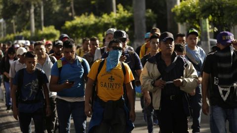 Cientos de salvadoreños en su ruta hacia México.