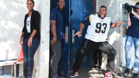 Ndamukong Suh, estrella de los Rams, dio una doble sorpresa a estudiantes.