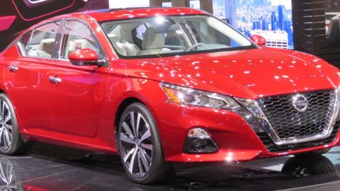 2019_Nissan_Altima_Platinum_(6th_Gen)_front_4.2.18