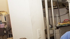 Una pequeña pizzería de Fargo regala comida a las personas sin hogar.