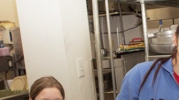 Una pequeña pizzería de Fargo regala comida a las personas sin hogar.