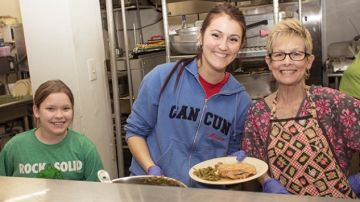 Una pequeña pizzería de Fargo regala comida a las personas sin hogar.