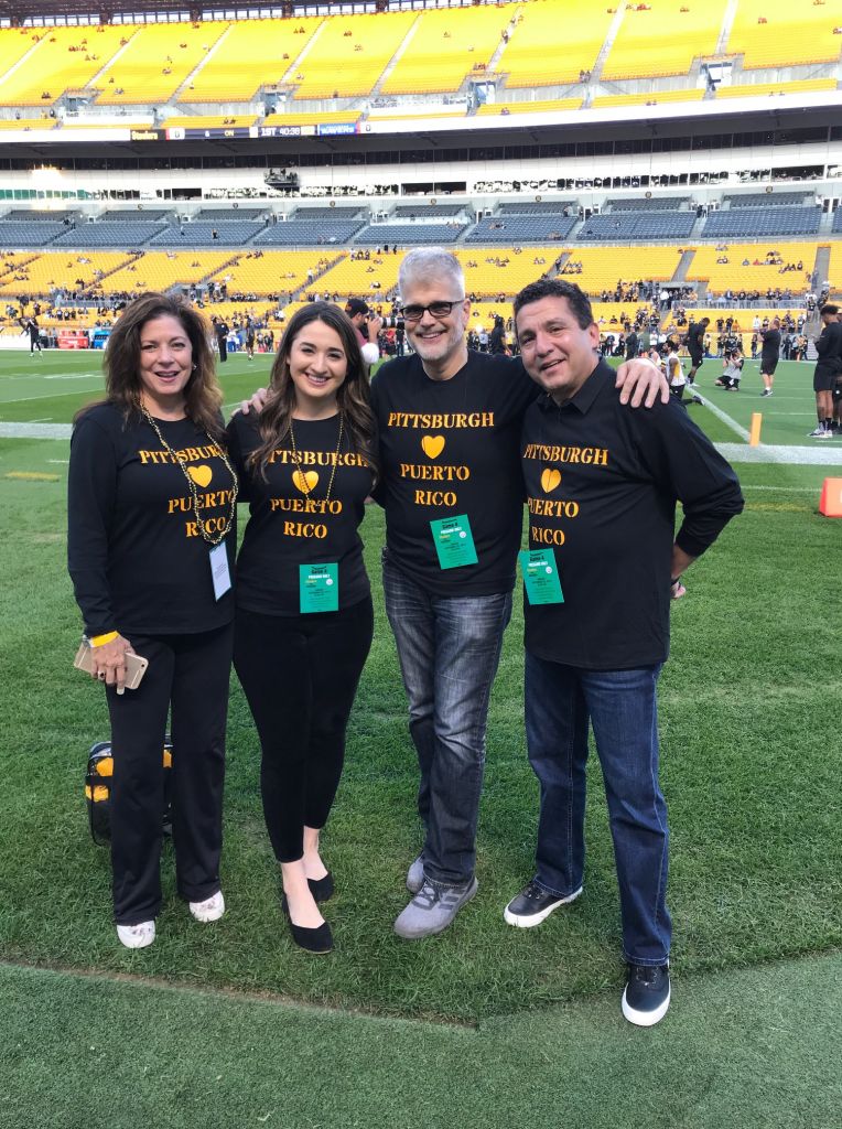 Rosana (segunda de la izq.) fue reconocida en el estadio de los Steelers.