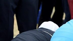 Tras el golpe de Brooks Koepka yacía malhherida la aficionada francesa Corine Remande. (Foto: EFE/ Gerry Penny)