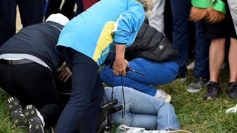 Tras el golpe de Brooks Koepka yacía malhherida la aficionada francesa Corine Remande. (Foto: EFE/ Gerry Penny)