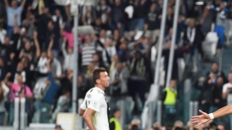 El argentino Paulo Dybala celebra un gol de la Juventus ante el Young Boys. Foto: EFE/ANDREA DI MARCO)