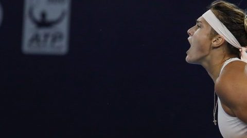 La tenista bielorrusa Aryna Sabalenka durante un partido en el Abierto de China. (Foto: EFE/ Roman Pilipey)