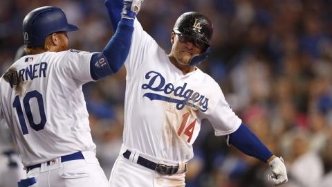 Kike Hernández  pegó de jonrón con los Dodgers de Los Ángeles frente a  Atlanta. (Foto: EFE/Mike Nelson)