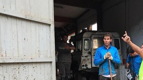 Rafael Nadal ayuda en las labores de limpieza en Mallorca, tras los fuertes torrenciales