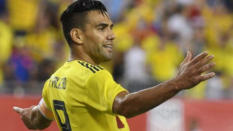 El colombiano Radamel Falcao no dudó en tomar el metro en NYC para alcanzar su vuelo a Europa. (Foto: EFE/Gerardo Mora)