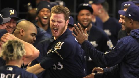 El pitcher relevista Brandon Woodruff celebra tras pegar un insólito cuadrangular.