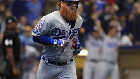 Justin Turner empieza su recorrido tras pegar el gran batazo del juego 2 para los Dodgers.