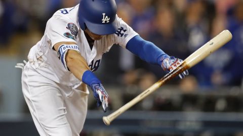 Cody Bellinger lanza su bate en frustración tras ser puesto out en la novena.