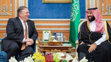 El secretario Mike Pompeo durante su encuentro con el príncipe heredero saudí, Mohamed bin Salman.