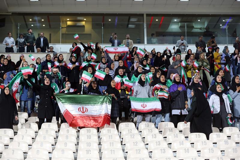 Un centenar de mujeres ingresó al estadio Azadi de Teherán