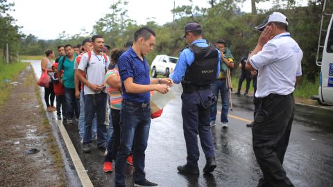 Autoridades hondureñas piden identificación en el cruce fronterizo con Guatemala. EFE