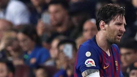 Lionel Messi abandonó el Camp Nou con visible dolor. (Foto: EFE/Alberto Estévez)