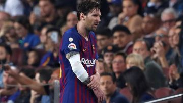 Lionel Messi abandonó el Camp Nou con visible dolor. (Foto: EFE/Alberto Estévez)