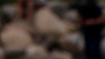 Migrantes hondureños cruzan a pie el río Suchiate, que separa a Guatemala de México.