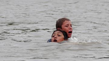 Dos niños hondureños a punto de ahogarse antes que los salvara un balsero en el río Suchíate,