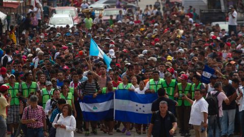 Al menos 2,000 migrantes lograroon cruzar hacia México camino a EEUU.