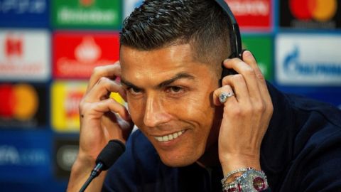 Cristiano Ronaldo, delantero portugués de la Juventus y su impresionante reloj de oro y diamantes. (Foto: EFE/ Peter Powell)
