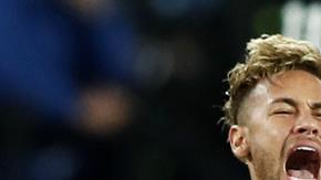 Neymar se duele tras un choque con su compañero en el PSG Edinson Cavani. (Foto: EFE/ETIENNE LAURENT).