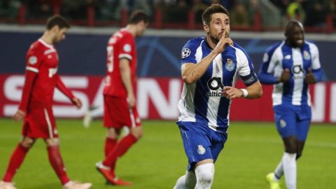 Héctor Herrera y el 'Tecatito' llevaron al FC Porto a una victoria sobre el Lokomotiv. (Foto: EFE/MAXIM SHIPENKOV)