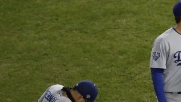 El pitcheo de los Dodgers de Los Ángeles no va a sacar la Serie Mundial si sus bats no despiertan. (Foto: EFE/JOHN G. MABANGLO)
