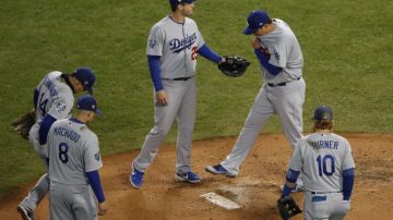 El pitcheo de los Dodgers de Los Ángeles no va a sacar la Serie Mundial si sus bats no despiertan. (Foto: EFE/JOHN G. MABANGLO)