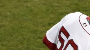 Mookie Betts y Rafael Devers celebran la victoria en el juego 2 de la Serie Mundial ante los Dodgers de Los Angeles. (Foto: EFE/JOHN G. MABANGLO)