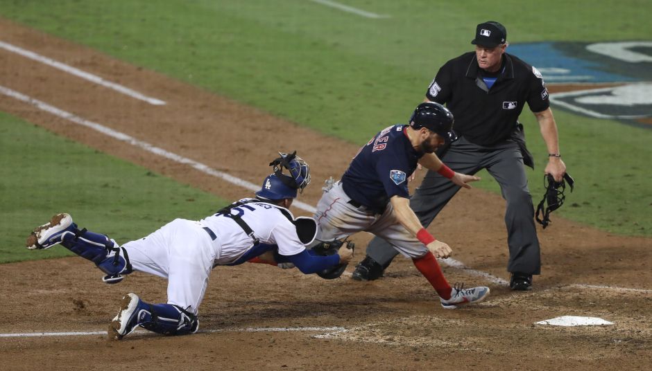 El corredor Holt es puesto out en home por el tiro de Bellinger al catcher Barnes, otra gran jugada.