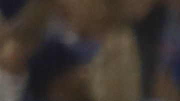 Max Muncy llega al home tras ganar el juego en el inning 18 con cuadrangular.