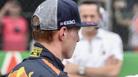 El británico Lewis Hamilton saluda al holandés Max Verstappen al término del GP de México. (Foto: EFE/EPA/Alfredo Estrella)