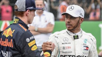 El británico Lewis Hamilton saluda al holandés Max Verstappen al término del GP de México. (Foto: EFE/EPA/Alfredo Estrella)