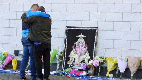 Ofrendas y respetos de la afición del Leicester afuera del King Power Stadium luego del accidente de Vichai Srivaddhanaprabha. (Foto: EFE/EPA/TIM KEETON)