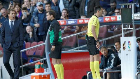 El colegiado Sánchez Martínez consulta el VAR en el Clásico Barcelona - Real Madrid. (Foto: EFE/ Enric Fontcuberta)