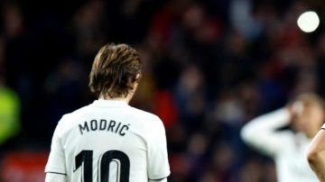 Los jugadores del Real Madrid tras la derrota en el Clásico ante el Barcelona. (Foto: EFE/ Enric Fontcuberta)