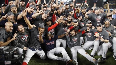 Los Medias Rojas de Boston se coronaron campeones de la Serie Mundial al vencer a Los Angeles Dodgers en el juego 5. (Foto: EFE/EPA/MIKE NELSON)