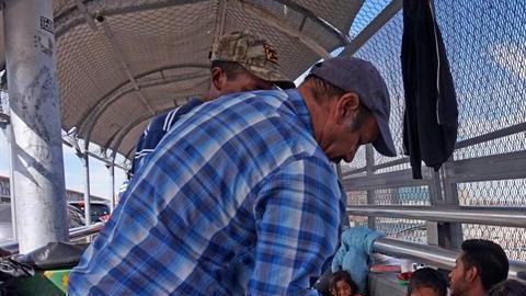 Tras su fallido intento de ingresar a la fuerza, se entregan hondureños a migración.
