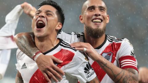 Gonzalo Martínez y Jonatan Maidana de River Plate celebran la victoria ante Gremio. (Foto: EFE/Silvio Ávila)