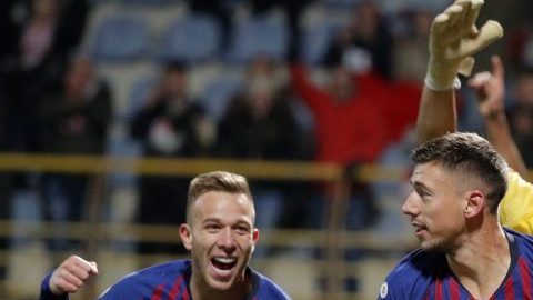 El defensa francés del FC Barcelona Clement Lenglet festeja el apretado triunfo ante Cultural Leonesa. (Foto: EFE/Lavandeira jr)
