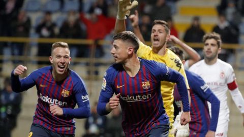 El defensa francés del FC Barcelona Clement Lenglet festeja el apretado triunfo ante Cultural Leonesa. (Foto: EFE/Lavandeira jr)