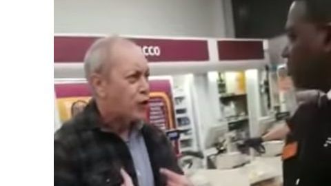 El ataque fue grabado en un supermercados Sainsbury de Londres.
