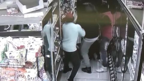 Trabajadores respondieron con palos. Captura