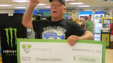 Charles Martin con su premio de la Lotería de Virginia.