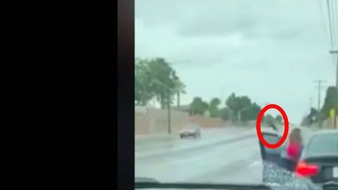 La madre no dudo un segundo. Captura