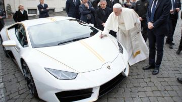 Papa Francisco firmando su Lamborghini Huracán blanco