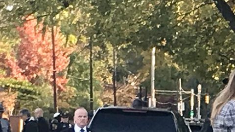 El presidente Donald Trump y la primera dama, Melania Trump, depositan flores y piedras en cada una de las estrellas colocadas en honor a las víctimas de la masacre en Pittsburgh.