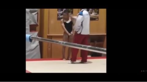 El entrenador Yuto Hayami abofetea en varias ocasiones a su alumna Sae Mikayawa